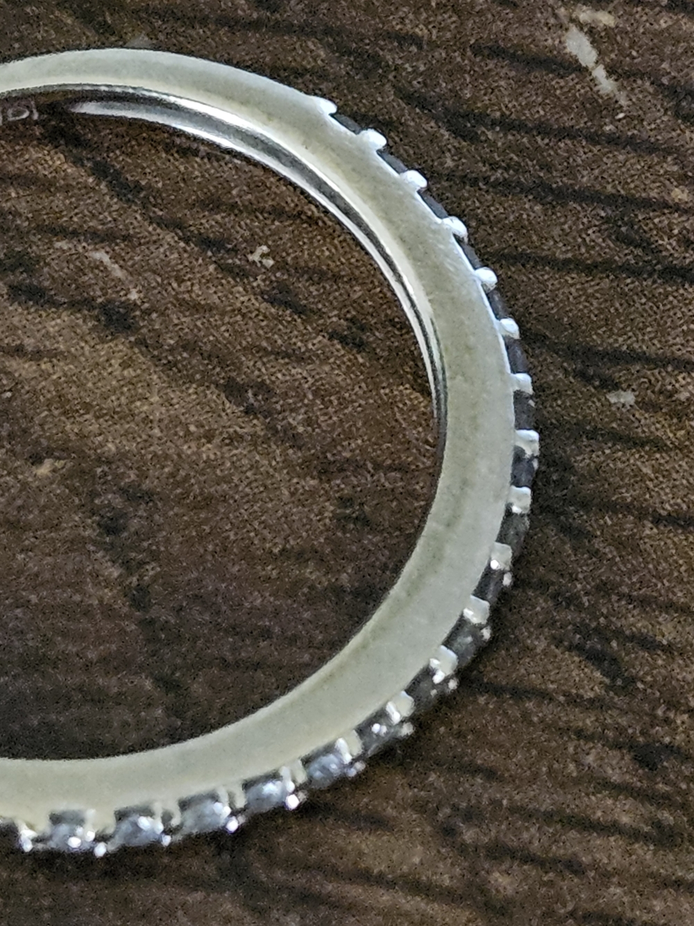 10k White Gold Diamond Eternity Band. - Picture 4 of 8